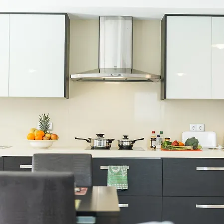 02 - Brand New, Modern & Cozy - Steps From The קונסולקאו